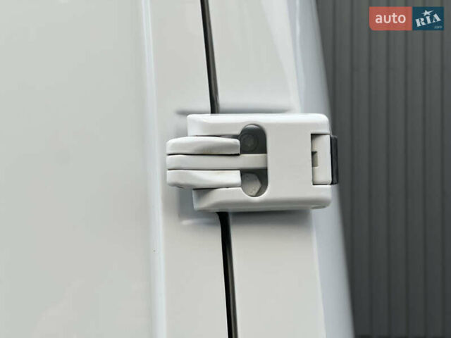 Белый Мерседес Sprinter, объемом двигателя 2.2 л и пробегом 253 тыс. км за 24700 $, фото 58 на Automoto.ua