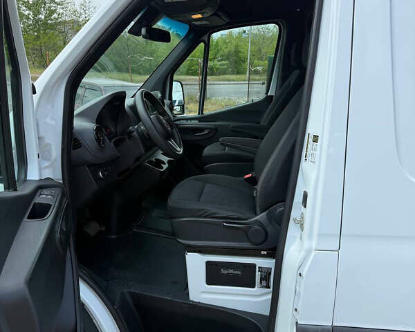 Белый Мерседес Sprinter, объемом двигателя 3 л и пробегом 303 тыс. км за 36999 $, фото 11 на Automoto.ua
