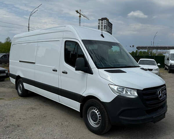 Белый Мерседес Sprinter, объемом двигателя 3 л и пробегом 303 тыс. км за 36999 $, фото 2 на Automoto.ua