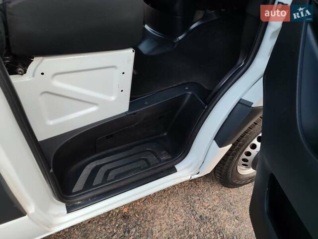 Белый Мерседес Sprinter, объемом двигателя 2.1 л и пробегом 300 тыс. км за 26400 $, фото 26 на Automoto.ua