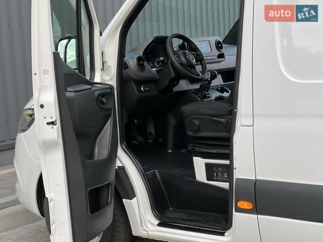 Белый Мерседес Sprinter, объемом двигателя 2.2 л и пробегом 253 тыс. км за 24700 $, фото 115 на Automoto.ua