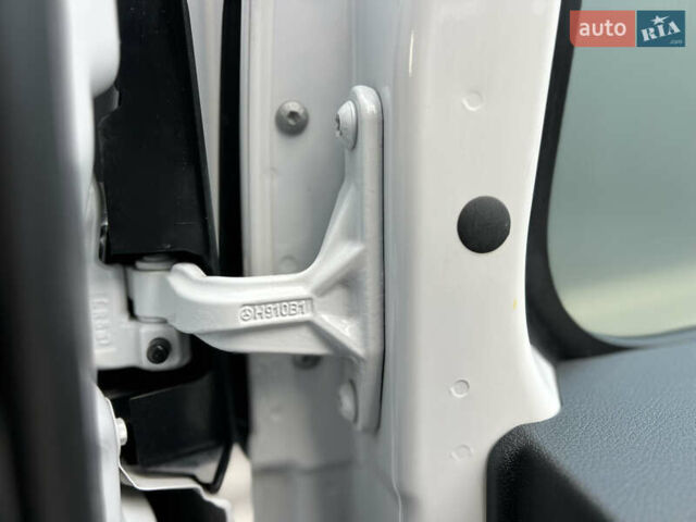 Белый Мерседес Sprinter, объемом двигателя 2.2 л и пробегом 253 тыс. км за 24700 $, фото 142 на Automoto.ua