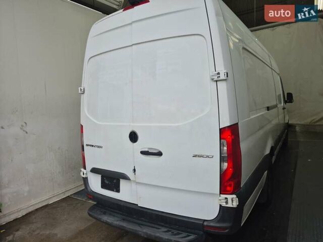 Белый Мерседес Sprinter, объемом двигателя 3 л и пробегом 1 тыс. км за 25999 $, фото 1 на Automoto.ua