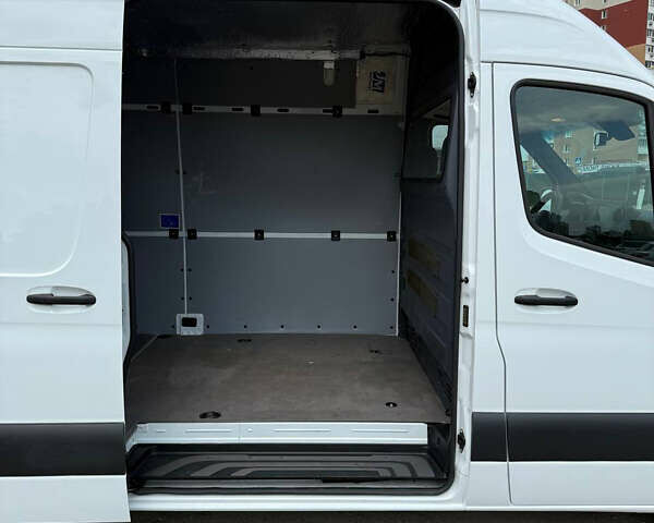 Белый Мерседес Sprinter, объемом двигателя 3 л и пробегом 303 тыс. км за 36999 $, фото 9 на Automoto.ua