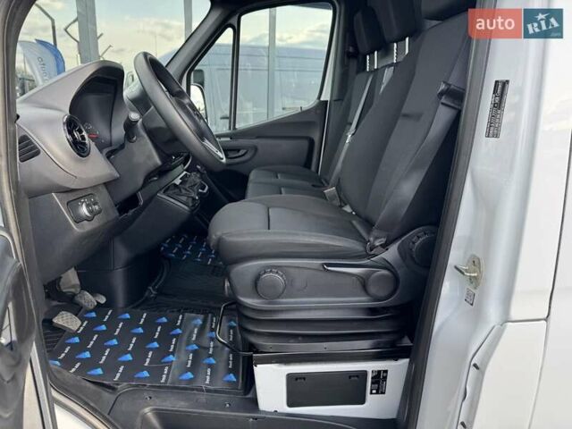 Белый Мерседес Sprinter, объемом двигателя 2.2 л и пробегом 251 тыс. км за 28500 $, фото 3 на Automoto.ua