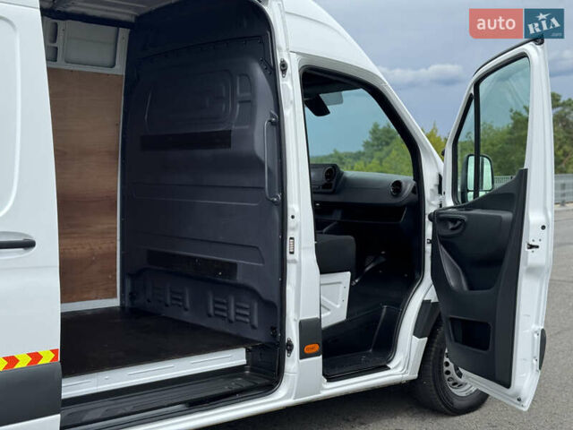 Белый Мерседес Sprinter, объемом двигателя 2.2 л и пробегом 220 тыс. км за 25900 $, фото 32 на Automoto.ua