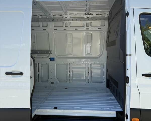 Белый Мерседес Sprinter, объемом двигателя 1.95 л и пробегом 14 тыс. км за 45000 $, фото 9 на Automoto.ua