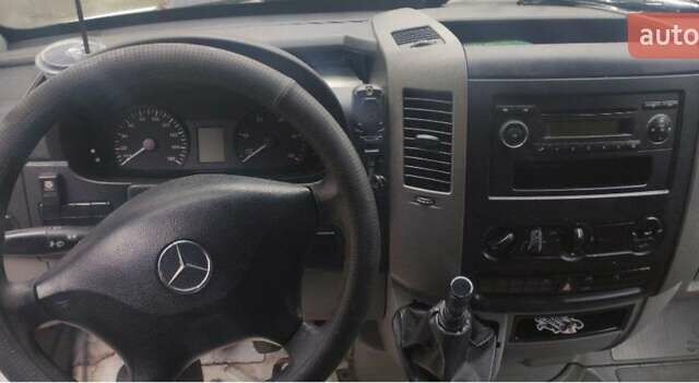Белый Мерседес Sprinter, объемом двигателя 2.2 л и пробегом 517 тыс. км за 10000 $, фото 3 на Automoto.ua
