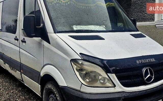 Белый Мерседес Sprinter, объемом двигателя 2.2 л и пробегом 517 тыс. км за 10000 $, фото 5 на Automoto.ua