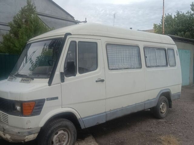 Білий Мерседес Sprinter, об'ємом двигуна 2.3 л та пробігом 100 тис. км за 2000 $, фото 2 на Automoto.ua