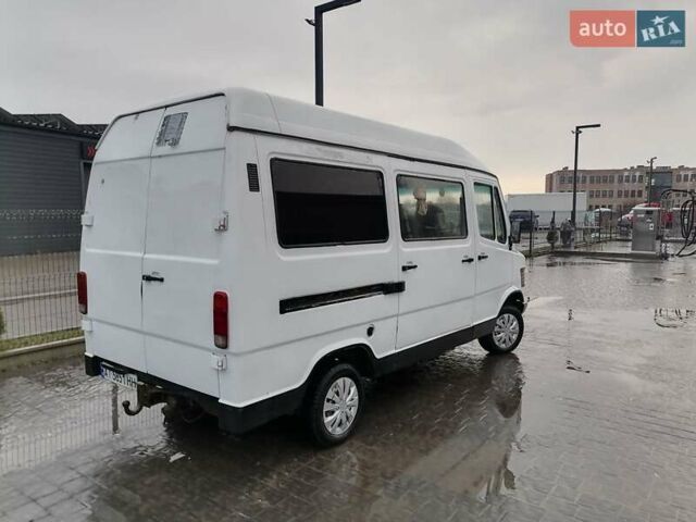Белый Мерседес Sprinter, объемом двигателя 2.3 л и пробегом 559 тыс. км за 2850 $, фото 4 на Automoto.ua