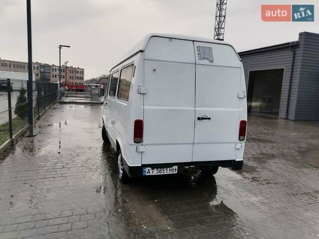 Белый Мерседес Sprinter, объемом двигателя 2.3 л и пробегом 559 тыс. км за 2850 $, фото 3 на Automoto.ua