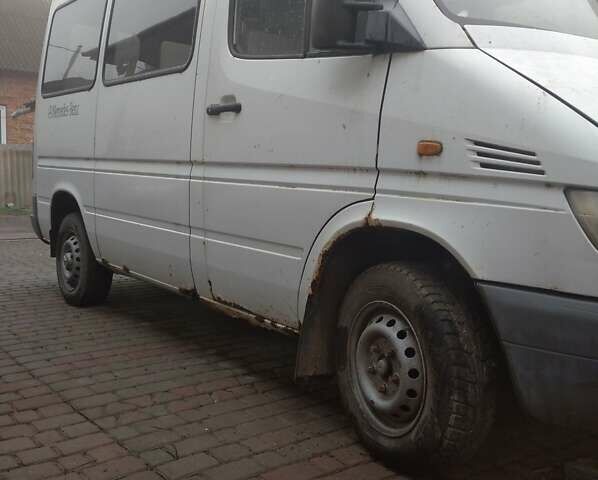 Белый Мерседес Sprinter, объемом двигателя 2.2 л и пробегом 350 тыс. км за 4500 $, фото 1 на Automoto.ua