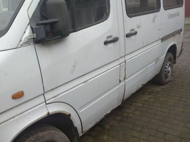 Белый Мерседес Sprinter, объемом двигателя 2.2 л и пробегом 350 тыс. км за 4500 $, фото 2 на Automoto.ua