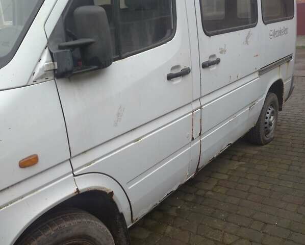 Белый Мерседес Sprinter, объемом двигателя 2.2 л и пробегом 350 тыс. км за 4500 $, фото 2 на Automoto.ua
