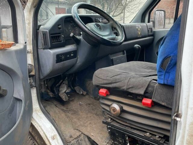 Белый Мерседес Sprinter, объемом двигателя 2.9 л и пробегом 400 тыс. км за 2300 $, фото 3 на Automoto.ua