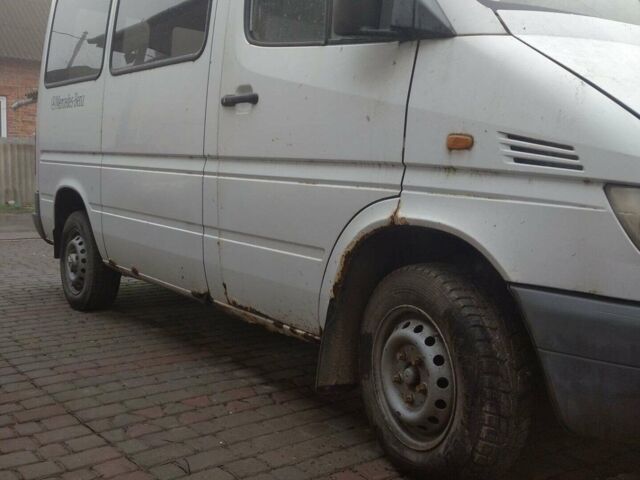 Белый Мерседес Sprinter, объемом двигателя 2.2 л и пробегом 350 тыс. км за 4500 $, фото 1 на Automoto.ua