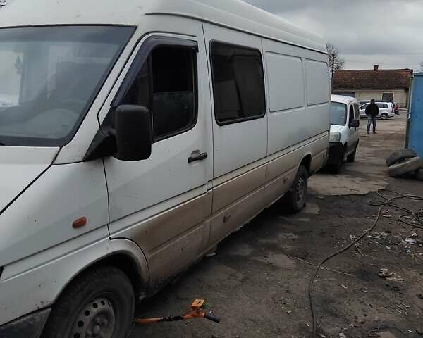 Белый Мерседес Sprinter, объемом двигателя 2.15 л и пробегом 800 тыс. км за 3800 $, фото 2 на Automoto.ua