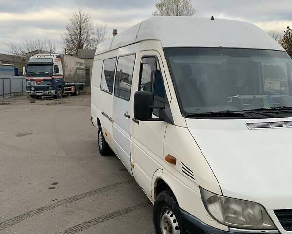 Белый Мерседес Sprinter, объемом двигателя 2.69 л и пробегом 645 тыс. км за 6700 $, фото 2 на Automoto.ua