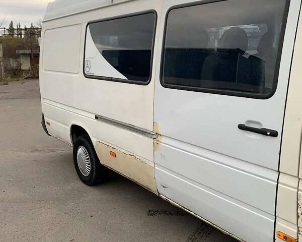 Белый Мерседес Sprinter, объемом двигателя 2.69 л и пробегом 645 тыс. км за 6700 $, фото 3 на Automoto.ua