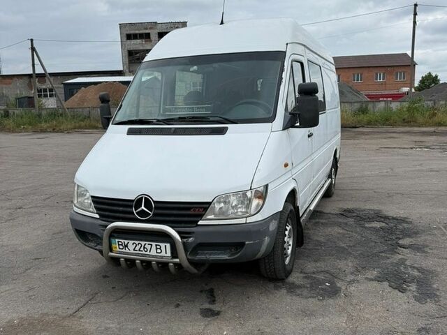 Белый Мерседес Sprinter, объемом двигателя 2.15 л и пробегом 420 тыс. км за 5400 $, фото 4 на Automoto.ua