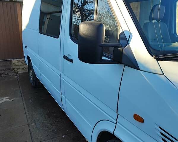 Белый Мерседес Sprinter, объемом двигателя 2.15 л и пробегом 575 тыс. км за 8000 $, фото 1 на Automoto.ua