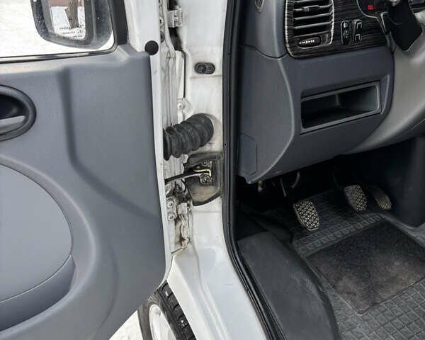 Белый Мерседес Sprinter, объемом двигателя 2.69 л и пробегом 488 тыс. км за 12500 $, фото 5 на Automoto.ua