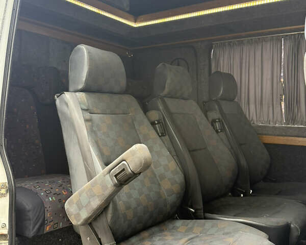 Белый Мерседес Sprinter, объемом двигателя 2.69 л и пробегом 333 тыс. км за 6999 $, фото 2 на Automoto.ua