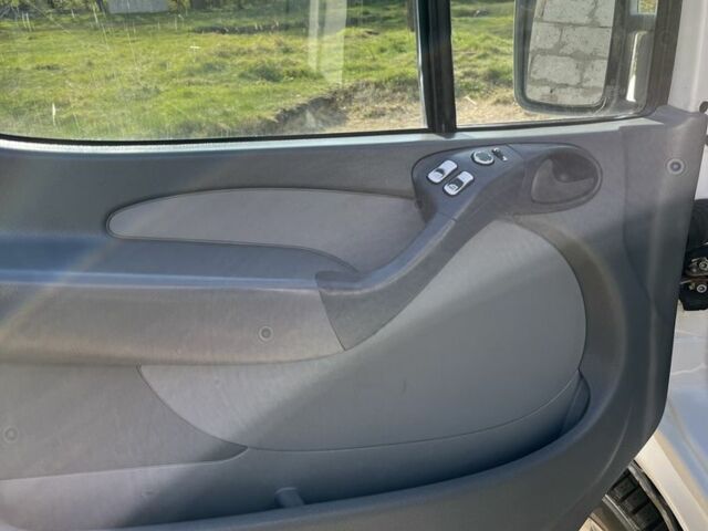 Белый Мерседес Sprinter, объемом двигателя 2.7 л и пробегом 350 тыс. км за 7300 $, фото 14 на Automoto.ua