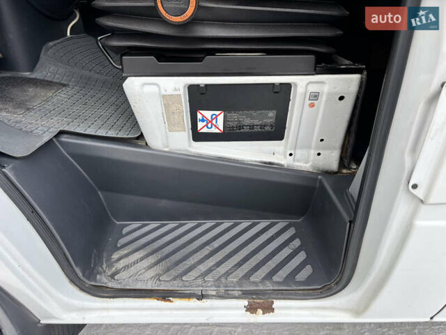 Белый Мерседес Sprinter, объемом двигателя 2.69 л и пробегом 488 тыс. км за 12500 $, фото 4 на Automoto.ua