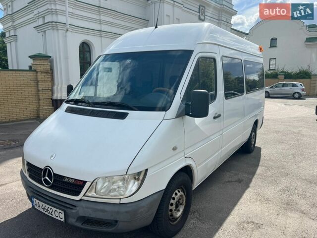 Белый Мерседес Sprinter, объемом двигателя 2.2 л и пробегом 392 тыс. км за 9800 $, фото 2 на Automoto.ua