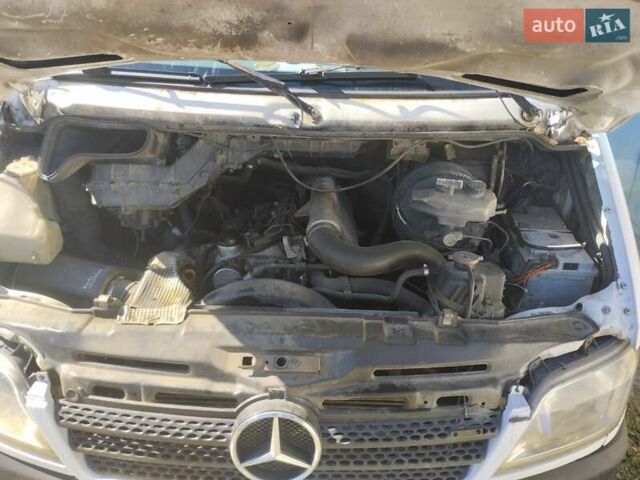 Белый Мерседес Sprinter, объемом двигателя 2.69 л и пробегом 556 тыс. км за 8200 $, фото 2 на Automoto.ua