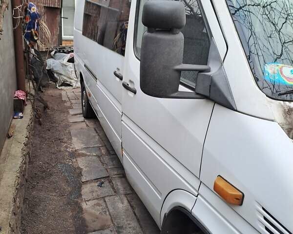 Белый Мерседес Sprinter, объемом двигателя 2.15 л и пробегом 178 тыс. км за 5500 $, фото 3 на Automoto.ua