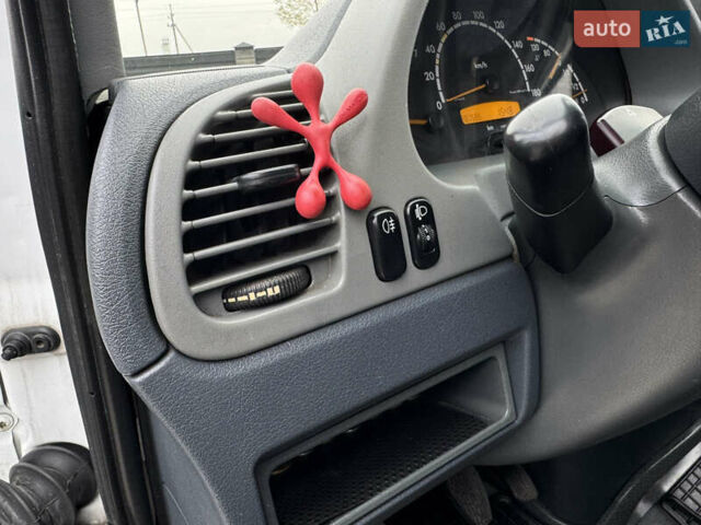 Белый Мерседес Sprinter, объемом двигателя 2.2 л и пробегом 380 тыс. км за 8700 $, фото 18 на Automoto.ua