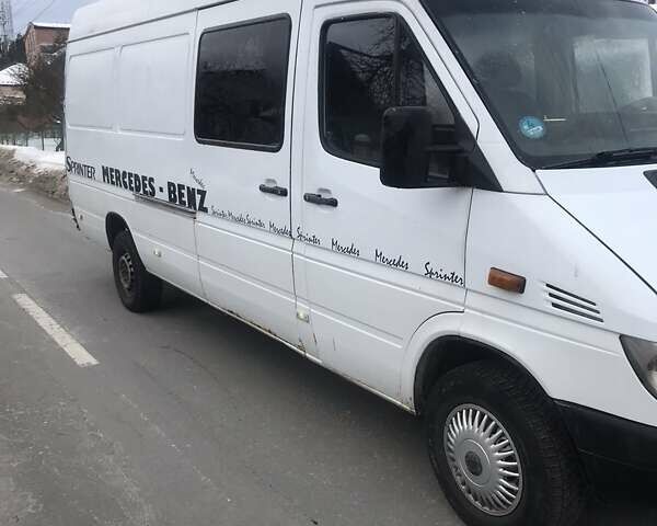 Белый Мерседес Sprinter, объемом двигателя 2.1 л и пробегом 340 тыс. км за 8000 $, фото 2 на Automoto.ua