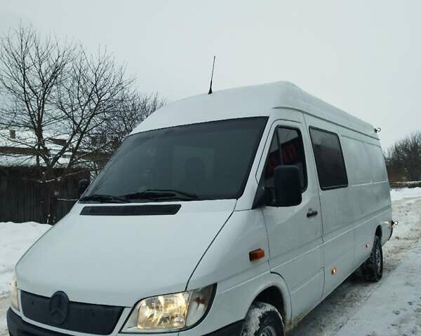 Белый Мерседес Sprinter, объемом двигателя 2.69 л и пробегом 400 тыс. км за 20000 $, фото 2 на Automoto.ua