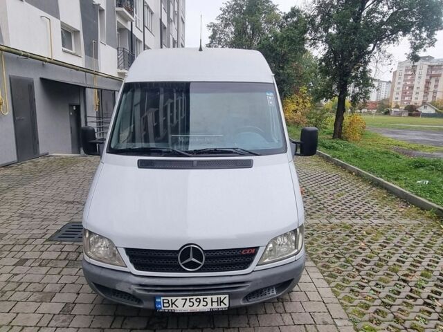 Белый Мерседес Sprinter, объемом двигателя 2.69 л и пробегом 600 тыс. км за 11200 $, фото 2 на Automoto.ua