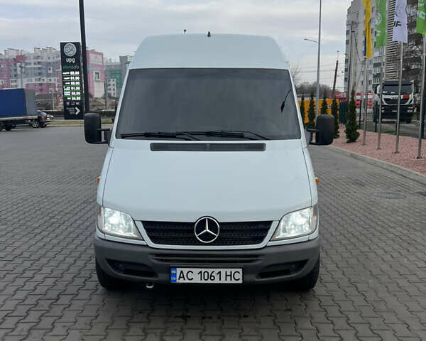 Белый Мерседес Sprinter, объемом двигателя 2.15 л и пробегом 470 тыс. км за 12300 $, фото 1 на Automoto.ua