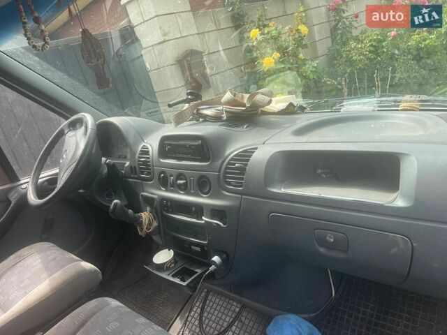 Белый Мерседес Sprinter, объемом двигателя 2.2 л и пробегом 590 тыс. км за 10000 $, фото 3 на Automoto.ua