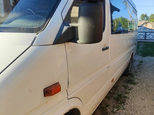 Белый Мерседес Sprinter, объемом двигателя 2.15 л и пробегом 787 тыс. км за 8500 $, фото 4 на Automoto.ua