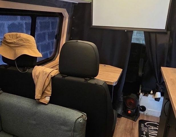 Белый Мерседес Sprinter, объемом двигателя 2.15 л и пробегом 444 тыс. км за 28888 $, фото 11 на Automoto.ua