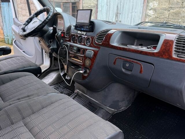 Белый Мерседес Sprinter, объемом двигателя 2.2 л и пробегом 535 тыс. км за 10000 $, фото 5 на Automoto.ua