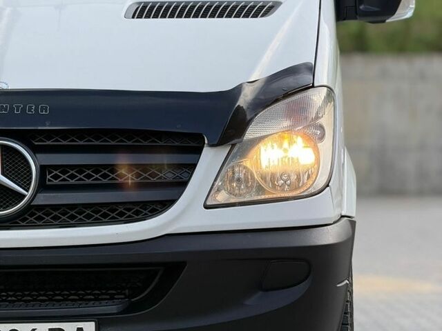 Белый Мерседес Sprinter, объемом двигателя 2.2 л и пробегом 650 тыс. км за 10333 $, фото 4 на Automoto.ua