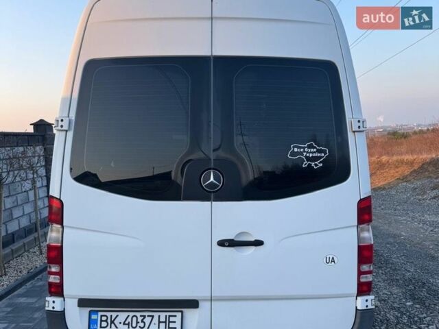 Белый Мерседес Sprinter, объемом двигателя 2.2 л и пробегом 670 тыс. км за 12000 $, фото 1 на Automoto.ua