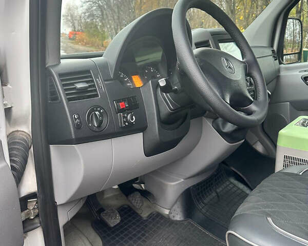 Белый Мерседес Sprinter, объемом двигателя 2.15 л и пробегом 414 тыс. км за 21500 $, фото 8 на Automoto.ua