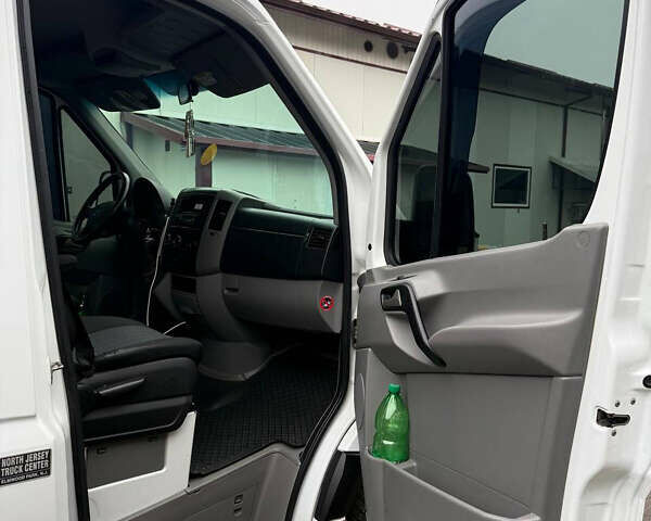 Белый Мерседес Sprinter, объемом двигателя 2.99 л и пробегом 240 тыс. км за 20000 $, фото 7 на Automoto.ua