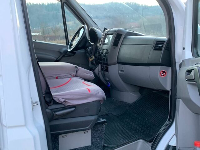Белый Мерседес Sprinter, объемом двигателя 2.15 л и пробегом 375 тыс. км за 17700 $, фото 4 на Automoto.ua