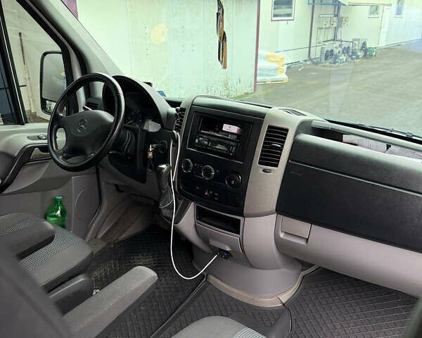 Белый Мерседес Sprinter, объемом двигателя 2.99 л и пробегом 240 тыс. км за 20000 $, фото 8 на Automoto.ua