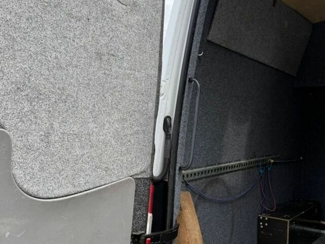 Белый Мерседес Sprinter, объемом двигателя 3 л и пробегом 493 тыс. км за 29500 $, фото 9 на Automoto.ua