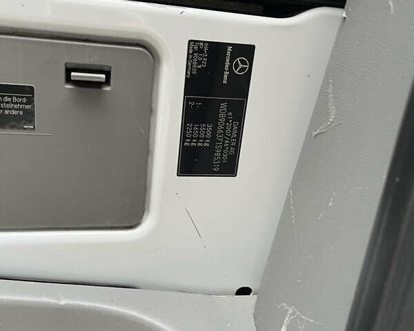 Белый Мерседес Sprinter, объемом двигателя 3 л и пробегом 585 тыс. км за 28500 $, фото 14 на Automoto.ua